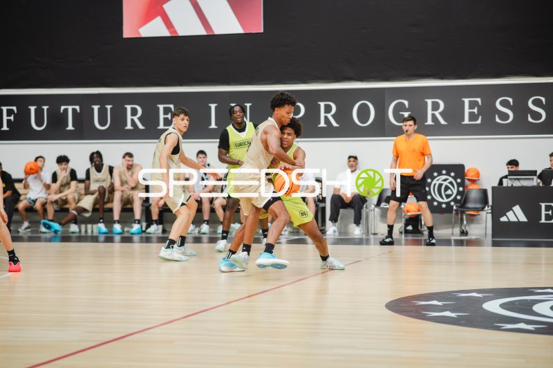 Anderson Da Silva Mollino (#85; Team World) im Zweikampf mit Team NBL Next Stars