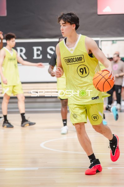 Kenichiro Benedict (#91; Team World) dribbelt mit Ball