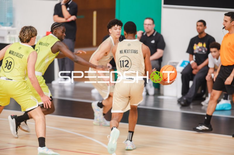 Malique Lewis (#112; Team NBL Next Stars) im Ballbesitz gegen Team World Select