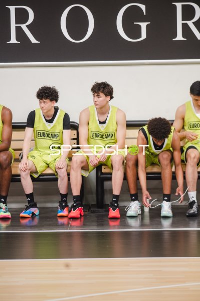 Eurocamp-Spieler auf der Bank beim Basketball-Event