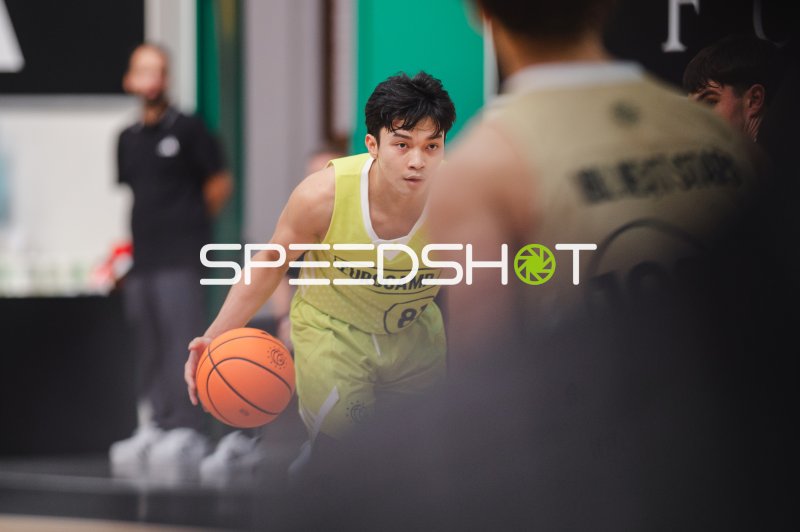 Andy Gemao (#81; Team World) dribbelt beim Eurocamp