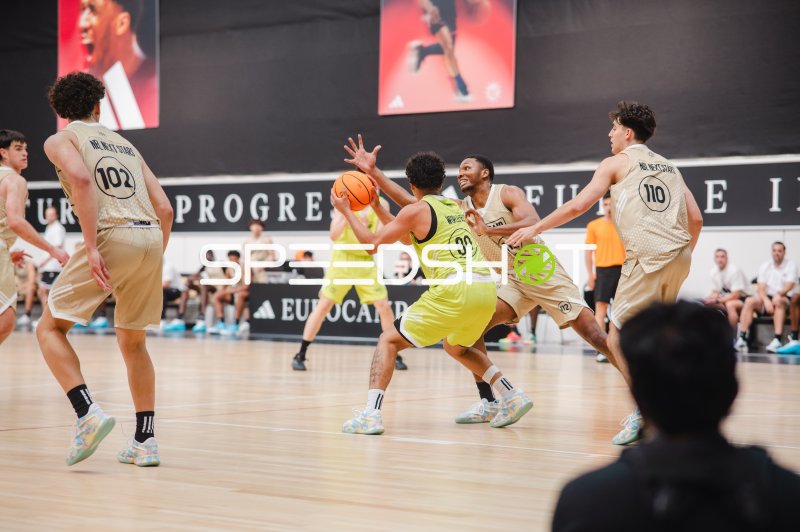 Gene Roebuck (#89; Team World) im Zweikampf gegen Team NBL Next Stars