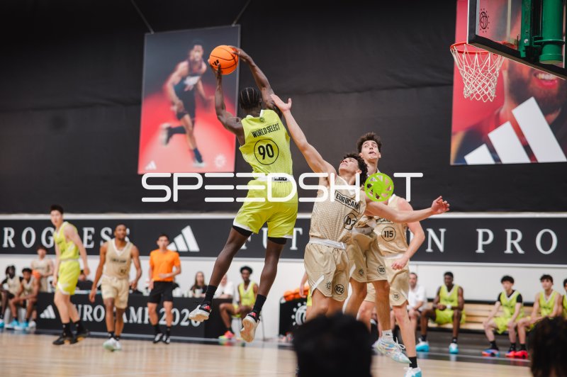 Kara Sene (#90; Team World) beim Korblegeangriff gegen Team NBL Next Stars