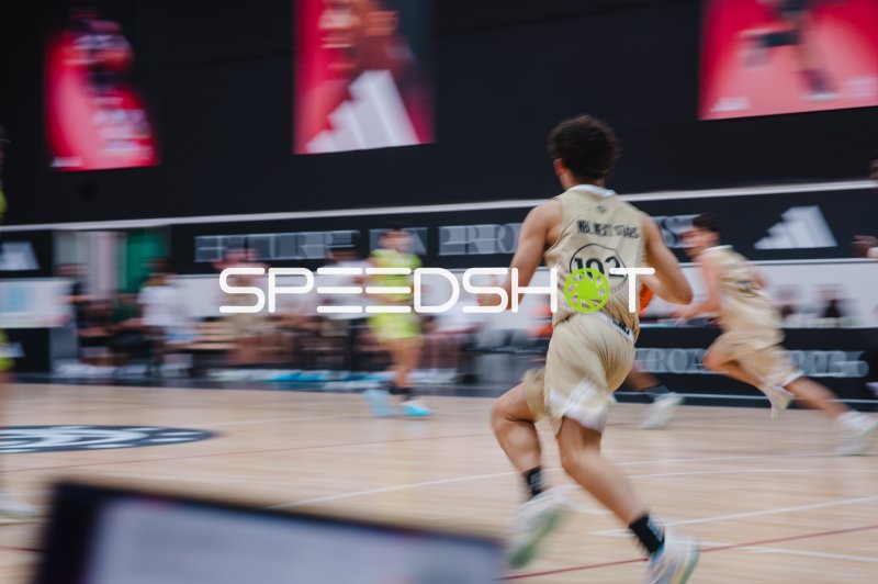 Jayden Cecil (#102; Team NBL Next Stars) im Laufduel auf dem Court