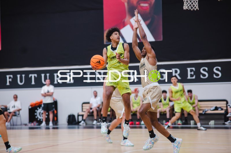 Layup-Versuch eines Team Eurocamp 1 Spielers gegen Malique Lewis (#112; Team NBL Next Stars)