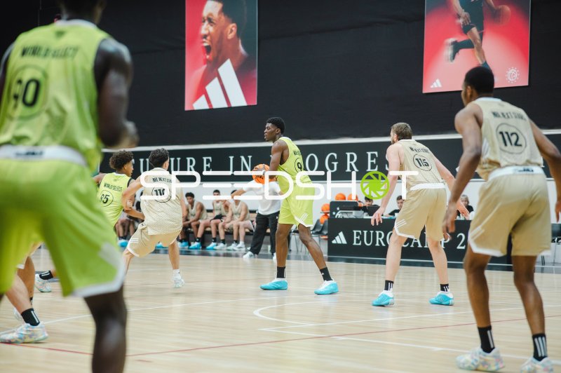 Kenichiro Benedict (#91; Team World) im Ballbesitz gegen Team NBL Next Stars