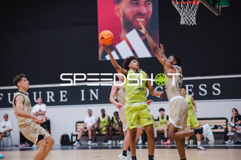 Anderson Da Silva Mollino (#85; Team World) beim Layup gegen NBL Next Stars