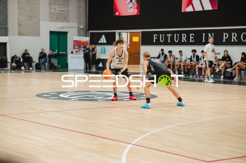 Kenichiro Benedict (#91; Team World) im Eins-gegen-Eins mit Ball