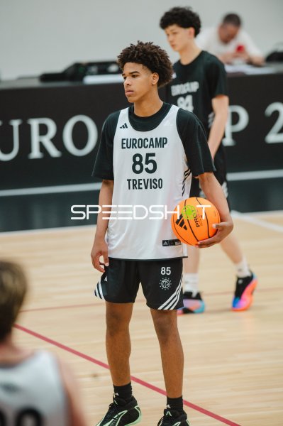 Anderson Da Silva Mollino (#85; Team World) mit Ball beim Eurocamp Treviso