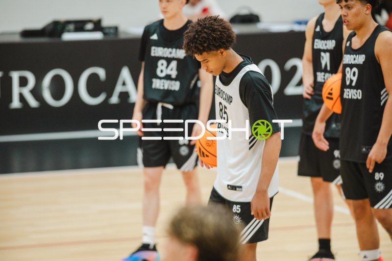 Anderson Da Silva Mollino (#85; Team World) mit Ball beim Eurocamp