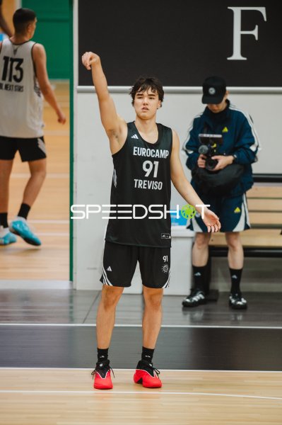 Kenichiro Benedict (#91; Team World) hebt den Arm beim Eurocamp Treviso