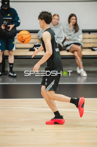 Kenichiro Benedict (#91; Team World) mit Ball in Spielaktion