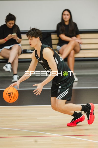 Kenichiro Benedict (#91; Team World) beim Dribbling
