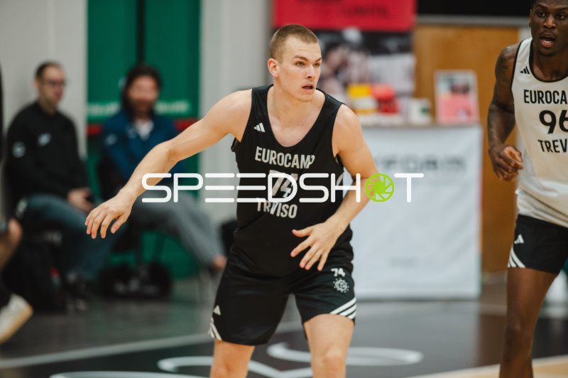 Leonard Kroger (#74; Team Next Gen) in Defensivstellung beim Eurocamp Treviso