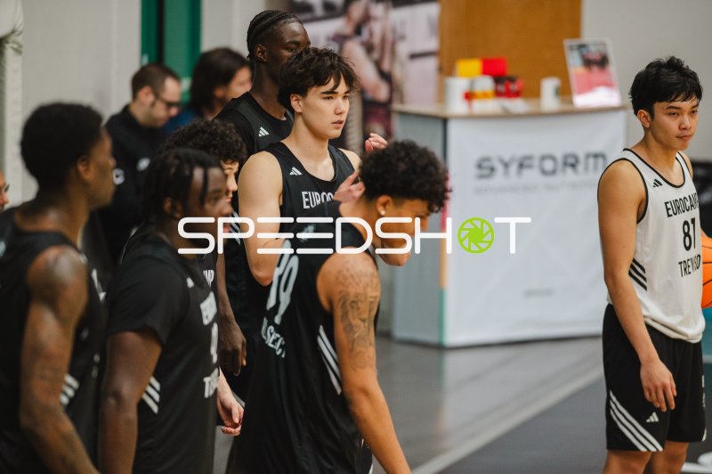 Yumiti Saidake (#87; Team World) und Eurocamp-Spieler beim Basketball-Turnier in Treviso