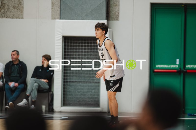 Kenichiro Benedict (#91; Team World) in Spielbereitschaft