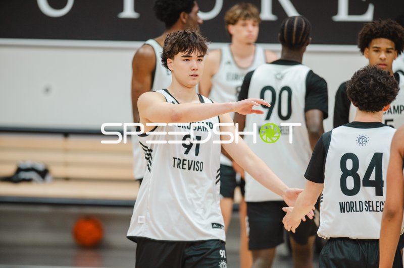 Kenichiro Benedict (#91; Team World) gibt Anweisungen auf dem Feld