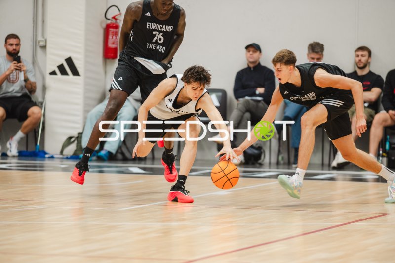 Ballkampf zwischen Team World und Team Next Gen beim Eurocamp Treviso