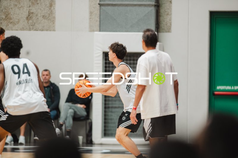 Ronny Ewanke (#94; Team World) im Ballbesitz gegen unbekannten Gegner