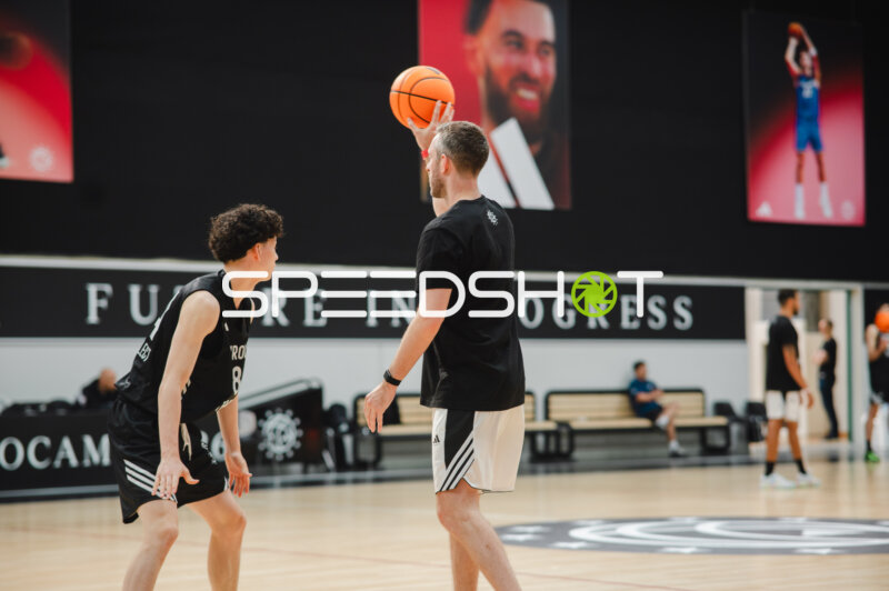 Trainingsszene beim Basketball-Camp mit Ballübung