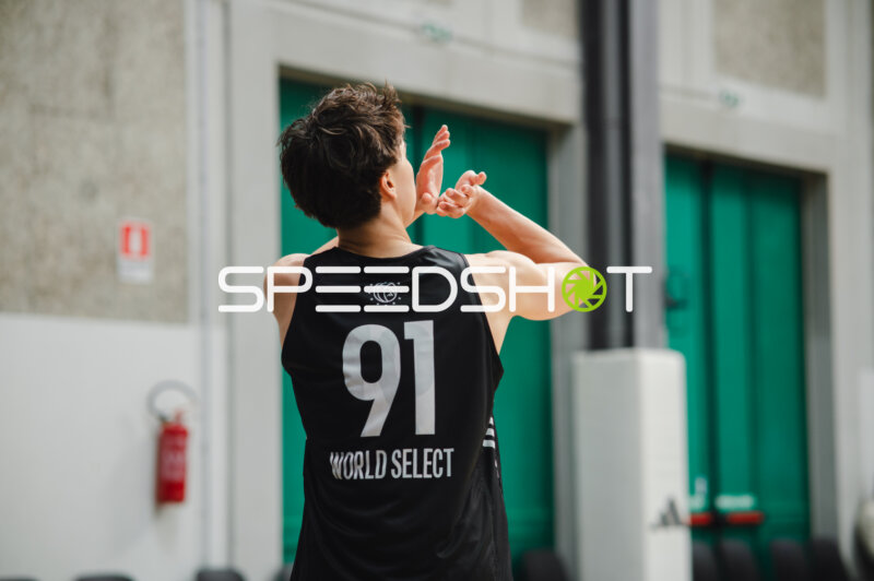 Yuto Imanishi (#91; World Select) gibt Handzeichen in der Halle
