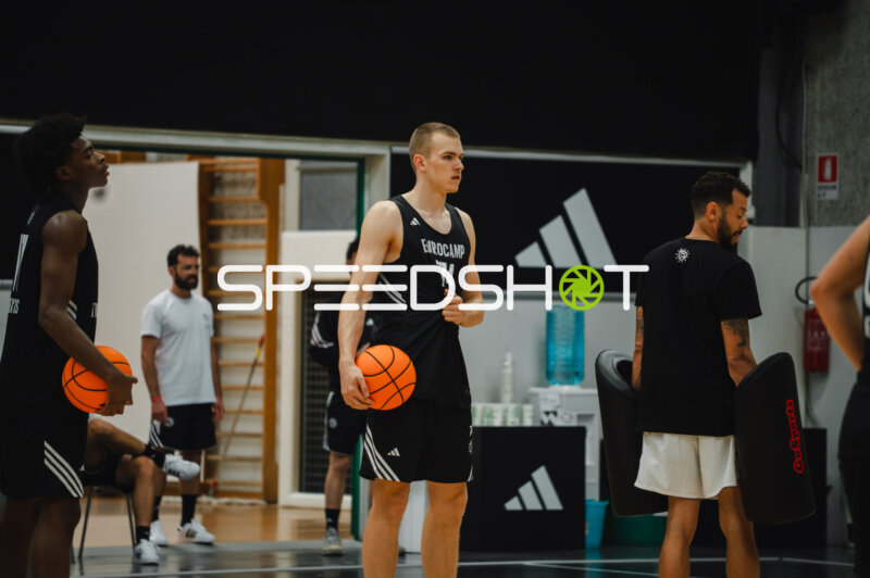 Spieler #74 beim NBA Eurocamp Training mit Basketball