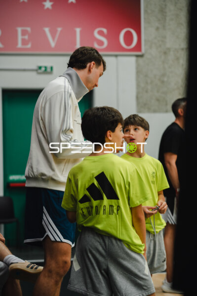 Trainer spricht mit zwei Nachwuchsspielern beim Eurocamp in Treviso