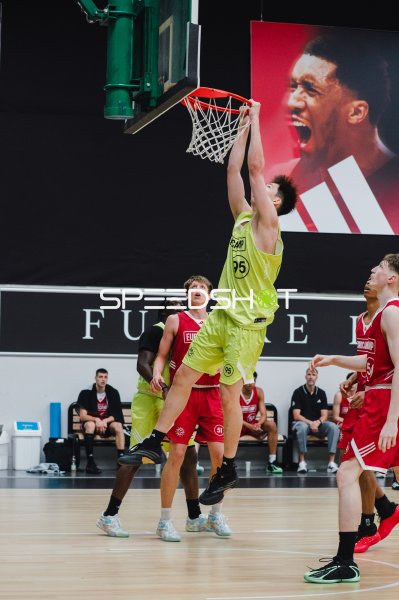 Sifeng Huan (#95) mit spektakulärem Dunk beim Eurocamp