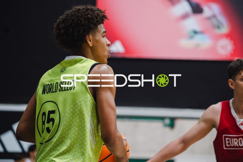 World Select #85 im Spielaufbau gegen Europa-Team