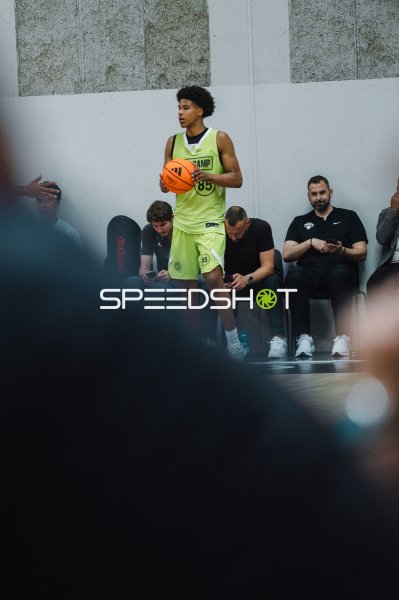 Spieler #85 mit Ball beim Basketball-Camp