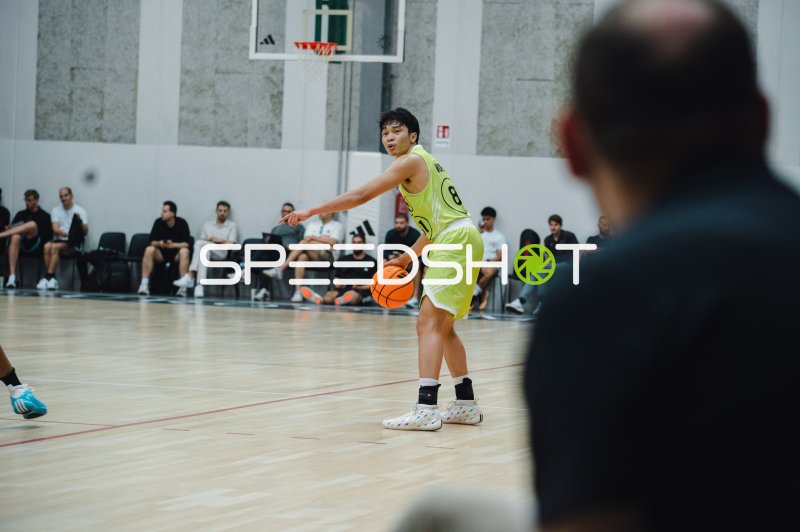 Yuto Imanishi (#8) beim Dribbling mit Spielaufbau