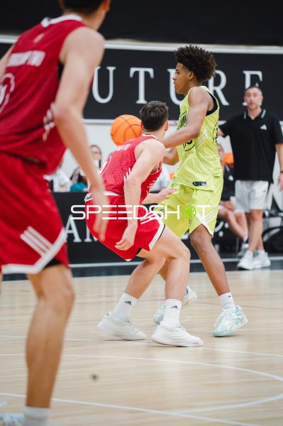 Zweikampf im Basketball-Nachwuchsturnier