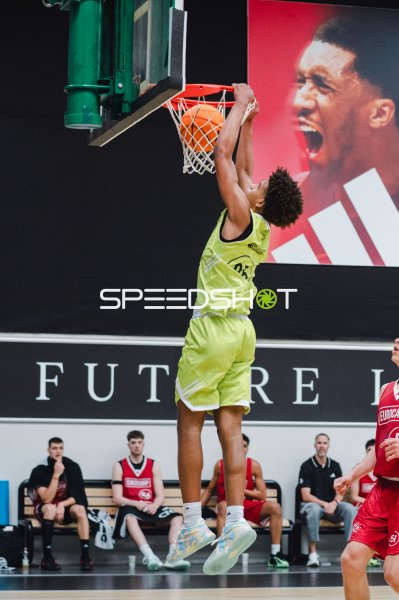 Spektakulärer Dunk beim adidas Eurocamp Basketball-Event