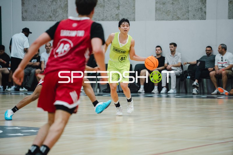 Yuto Imanishi (#81) dribbelt beim Eurocamp-Spiel