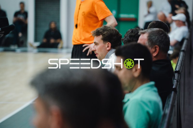 Franz Wagner als Zuschauer am Spielfeldrand verfolgt das Spiel