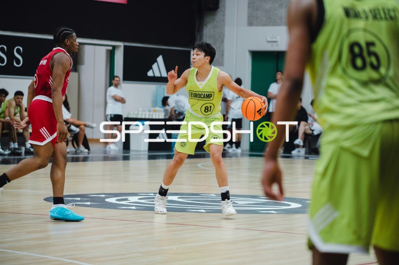 Yuto Imanishi (#81; Eurocamp) im Ballhandling gegen Verteidiger
