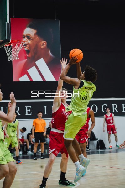 Spieler #85 (World Select) beim Korbleger gegen Eurocamp-Team