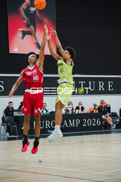 Spieler #50 beim Wurf gegen Verteidiger beim Euroleague Eurocamp 2026