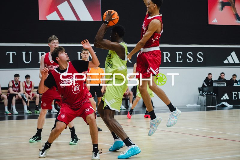 Spieler (#48; Eurocamp) verteidigt beim Korbwurf im Eurocamp