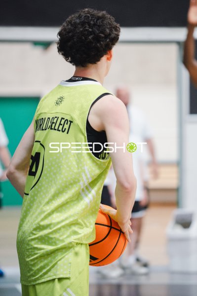 World Select Spieler mit Ball in Spielpause