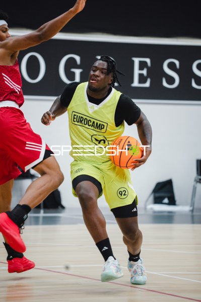 Spieler (#92; Eurocamp) dribbelt am Gegner vorbei