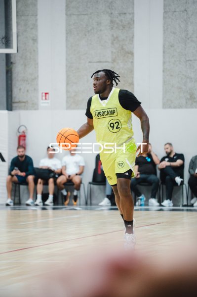 Spieler #92 beim Dribbling beim NBA Eurocamp