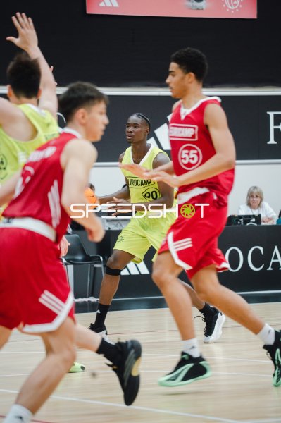 Spieler (#90) im Zweikampf beim Eurocamp