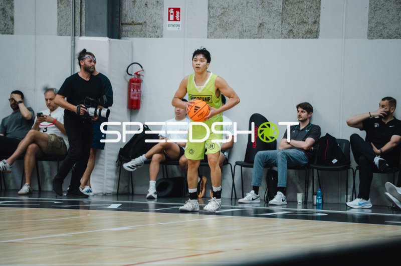 Yuto Imanishi (#81; Eurocamp) mit Ball beim Dribbling