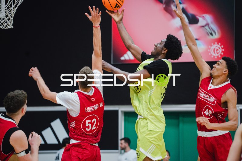 Layup-Versuch im Eurocamp gegen Verteidiger #52 und #42