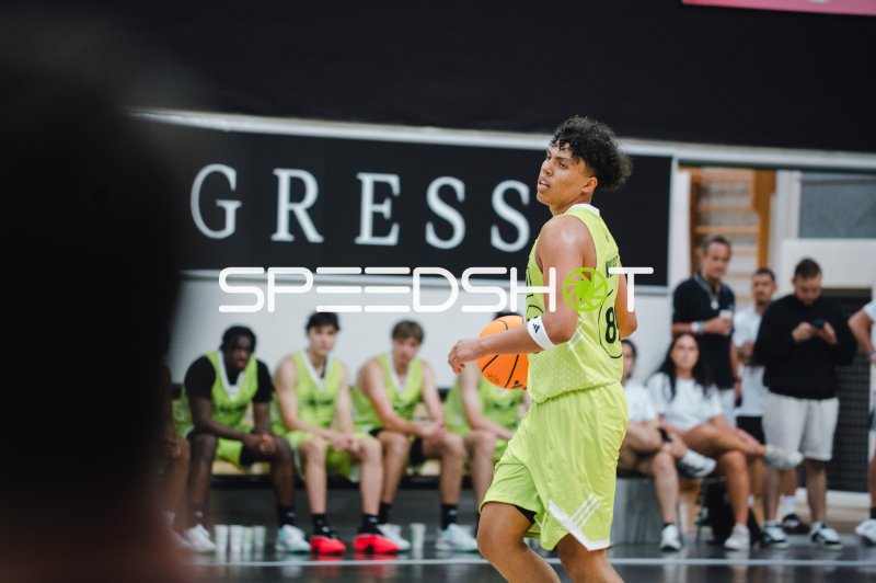 Basketballspieler (#8) dribbelt mit Ball in der Halle