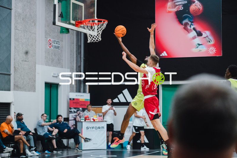 Layup-Versuch unter dem Korb im Zweikampf