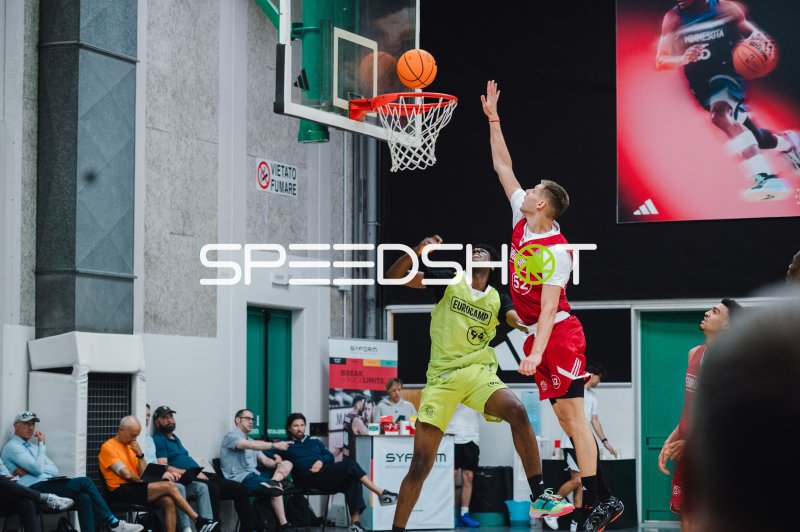 Layup-Versuch beim Eurocamp – Zweikampf unter dem Korb