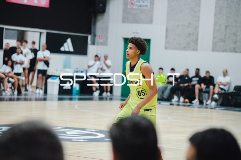 Spieler #85 beim NBA Eurocamp auf dem Basketballfeld