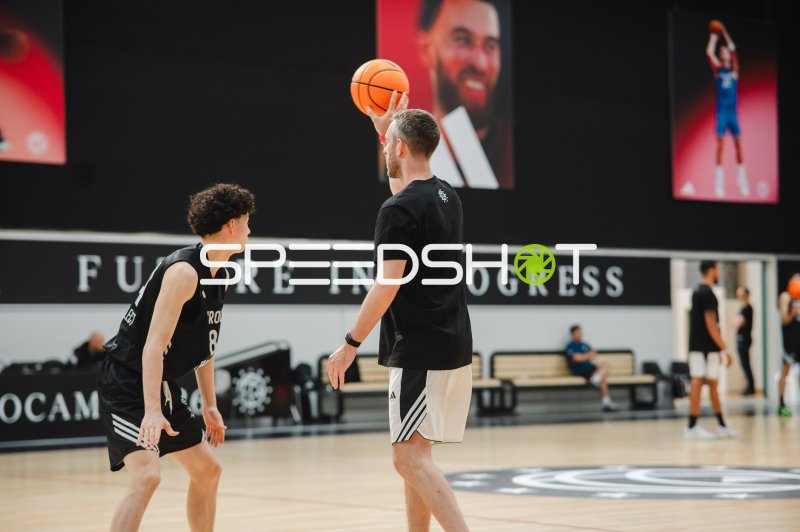 Trainingsszene beim Basketball-Camp mit Ballübung